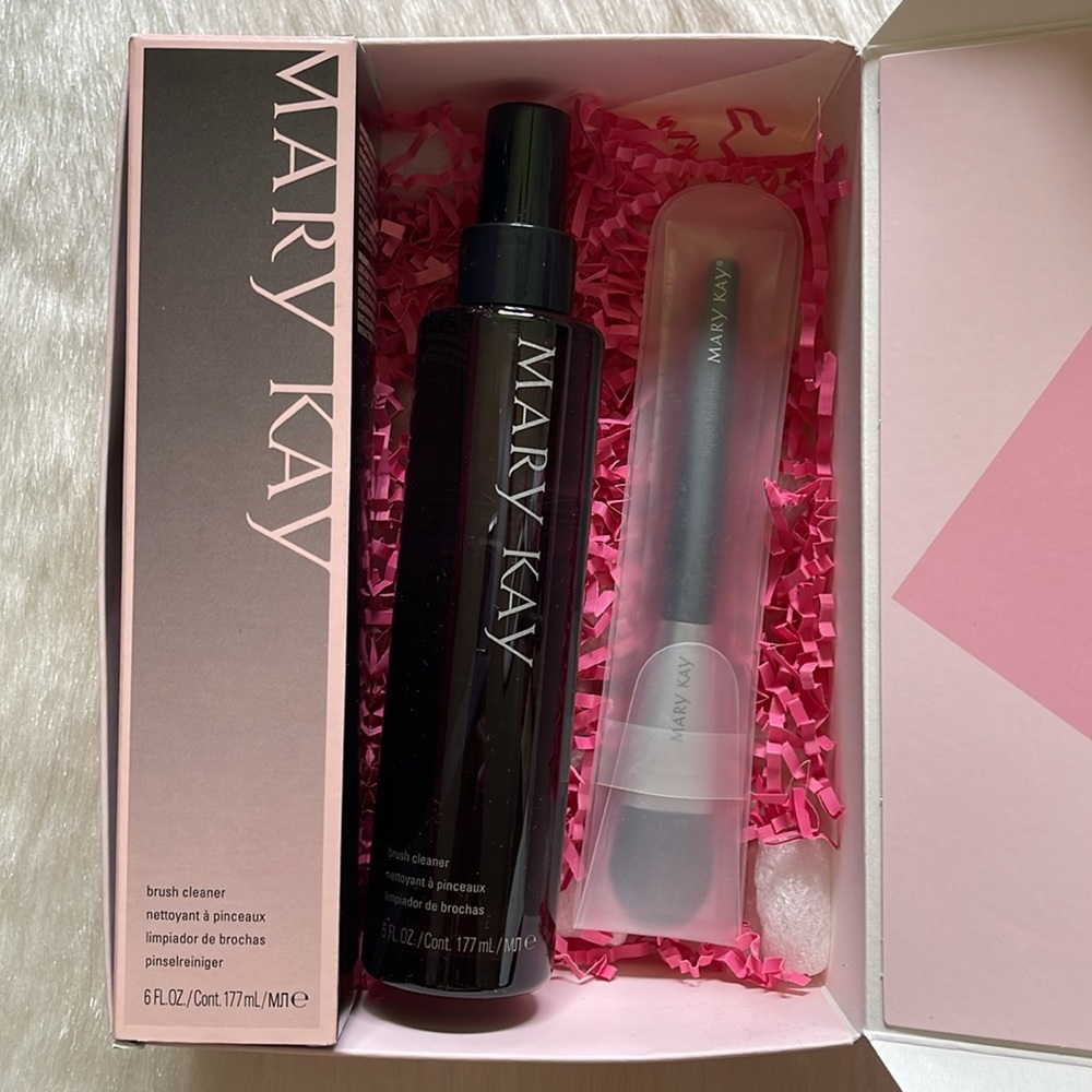 Mary Kay Cosmetics Face Makeup Beauty Essentials Brush & Cleaner Gift Box Set